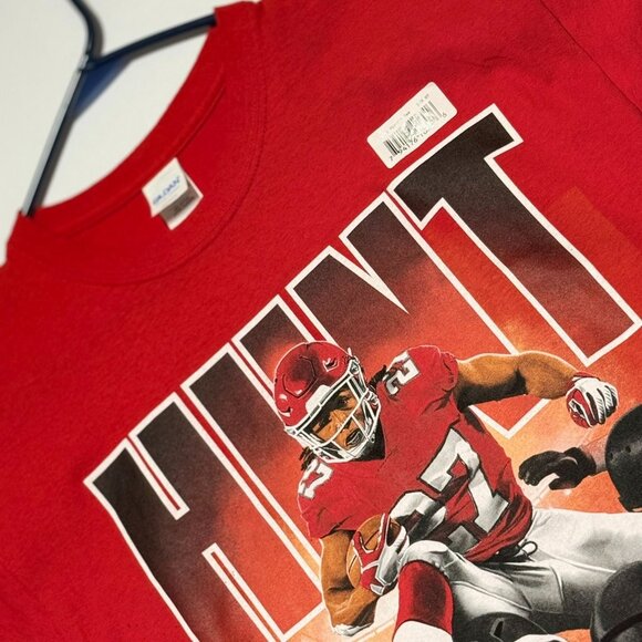 NEW Kareem Hunt Red Graphic Football T-Shirt M Gildan Heavy Cotton Sports Tee - Picture 1 of 7